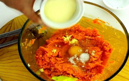 1. Этап. Морковные котлеты с манкой в духовке: Добавьте к моркови и луку измельченный чеснок, яйцо, соль, черный перец, манную крупу и хорошо перемешайте.