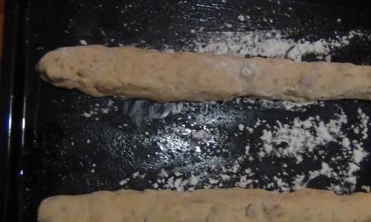 1. Этап. Итальянские сухарики Кантучини: Теперь разделим тесто на 2 равные части. Выкладываем его на противень в виде колбасок.