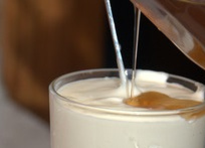 1. Этап. Парфе из сметаны: В каждый стакан сметаны добавьте 1/4 часть желатина (добавлять непосредственно перед заливкой).