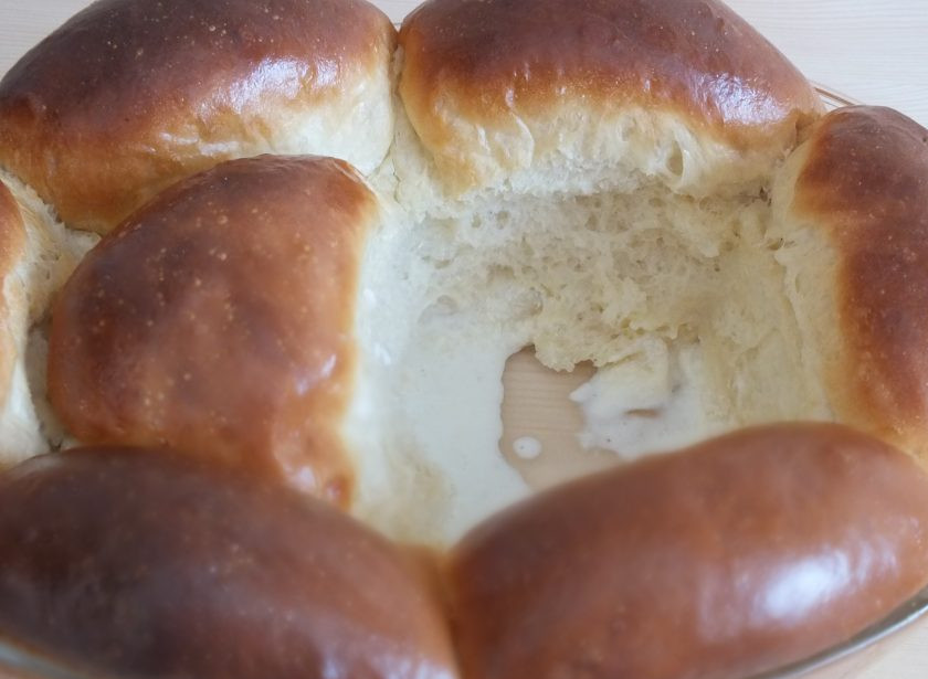 1. Этап. Булочки со сливками: На дне формы будет немного густого соуса, он очень вкусный. В него можно макать булочки.