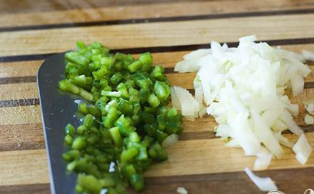 1. Этап. Куриный суп с рисом: Порубить зеленый перец.