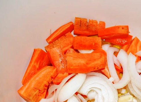 1. Этап. Мясо кабана в мультиварке: Очистите и порежьте морковь, лук и чеснок и обжарьте в течение 15 минут в чаше мультиварки.
