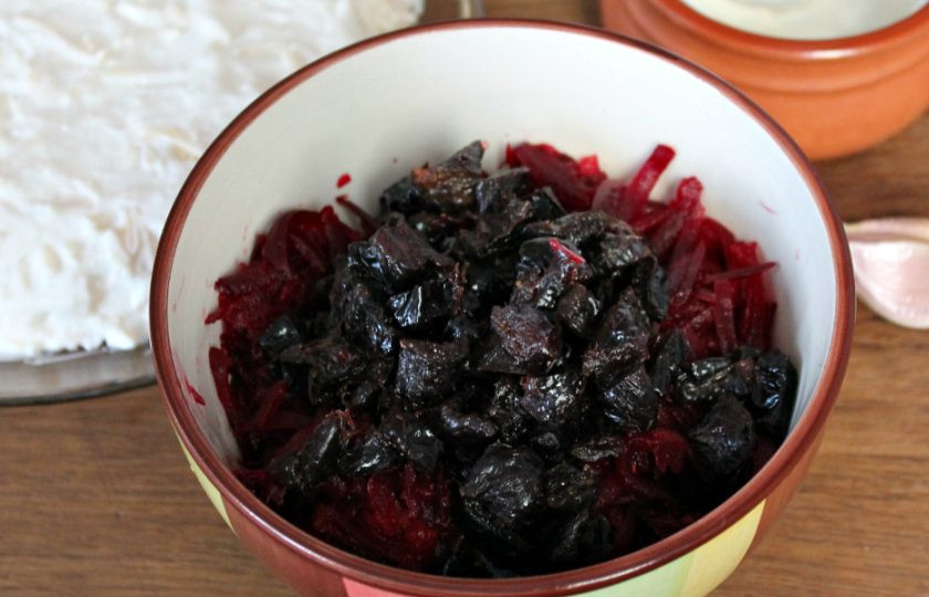 1. Этап. Салат Любовница с черносливом: Вареную свеклу трем на терке и к ней добавляем нарезанный небольшими кусочками чернослив.