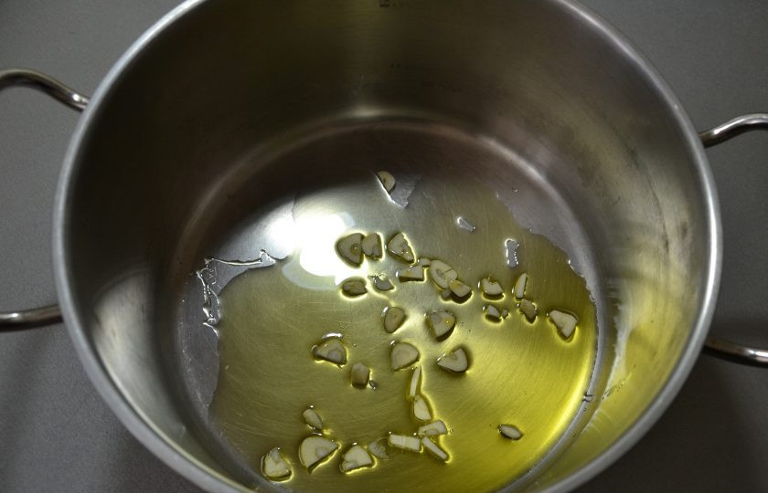 1. Этап. Зуппа ди пеше: В кастрюлю с толстым дном налейте оливковое масло, положите мелко нарезанный чеснок, слегка обжарьте.