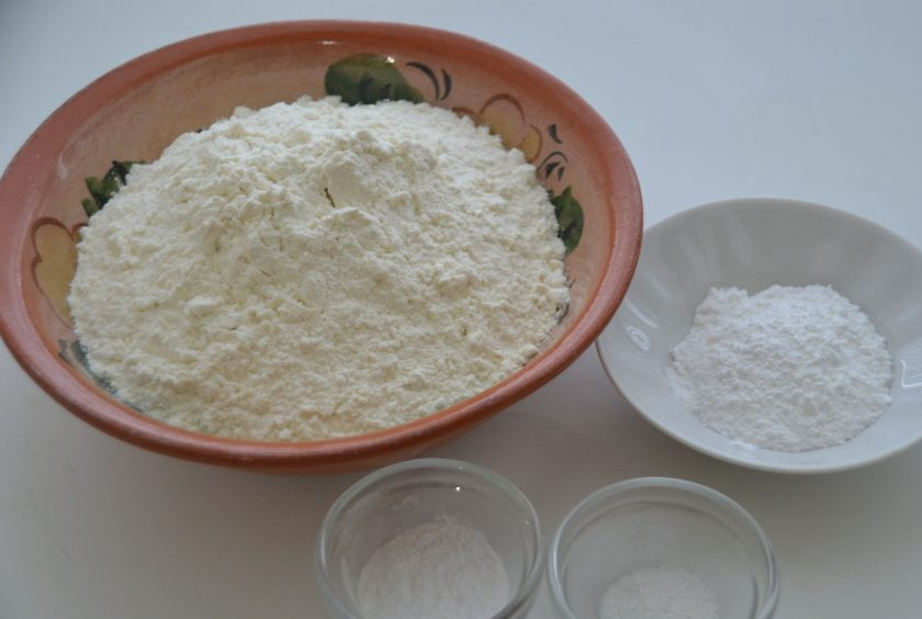 1. Этап. Пирог с грушами и сливами: Добавьте к муке соль, разрыхлитель, 0,5 пакетика ванильного сахара, смешайте.