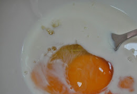 1. Этап. Омлет с мясным фаршем: Яйца взбить с молоком и специями.