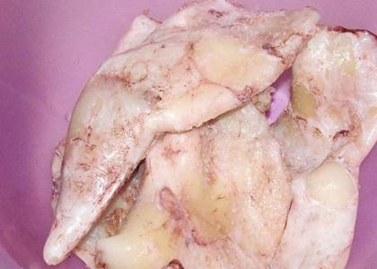 1. Этап. Салат из кальмаров и лука: 1. Перед тем как приготовить салат из кальмаров и лука, следует разморозить и почистить основной ингредиент. Для этого поставьте кальмары под горячую воду. Этот процесс ускорит разморозку и частично очистит кальмары.