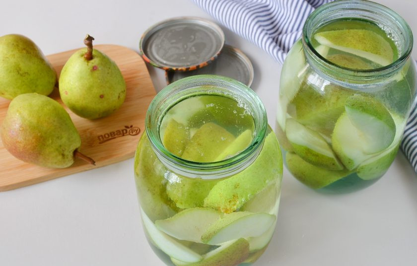 1. Этап. Компот из груш: Залейте банки с грушами кипятком, количество индивидуально. Прикройте крышками и оставьте на 20 минут.