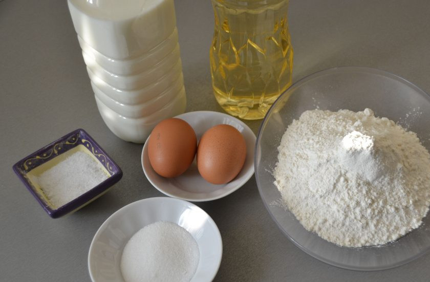 1. Этап. Сладкие начинки для блинов: Сначала займитесь тестом для блинов. Для этого подготовьте продукты: муку, молоко, яйца, соль, сахар, растительное масло.