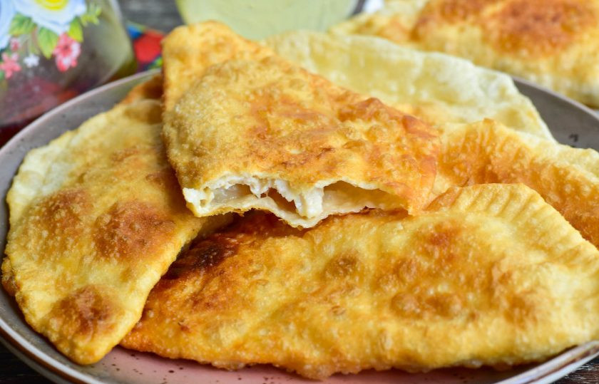 1. Этап. Чебуреки с курицей и сыром: Подайте их к столу.
