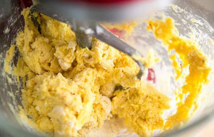 1. Этап. Булочки с шафраном: 5. С помощью миксера замесите тесто.