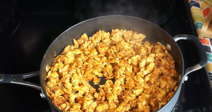 1. Этап. Куринные котлеты: Жарьте фарш до готовности и золотистого цвета.