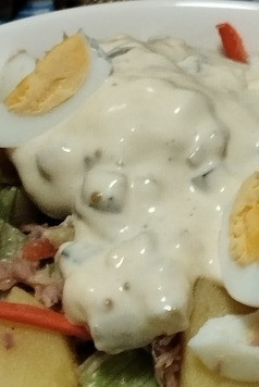 1. Этап. Салат с тунцом и горячей заправкой: Сверху выложить горячую заправку. Украсить оставшимся яйцом. Перемешать перед подачей. Сразу подавать!