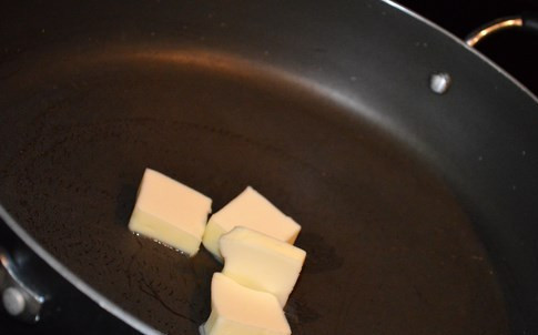 1. Этап. Курица в молочном соусе: 1. Для начала можно заняться соусом. На сковороду отправить небольшое количество сливочного масла и растопить его на среднем огне. Масло при этом не должно гореть.