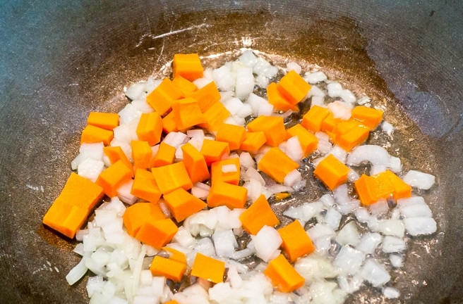 1. Этап. Английский пастуший пирог: Лук и морковку почистите и обжарьте на растительном масле до золотистого цвета.