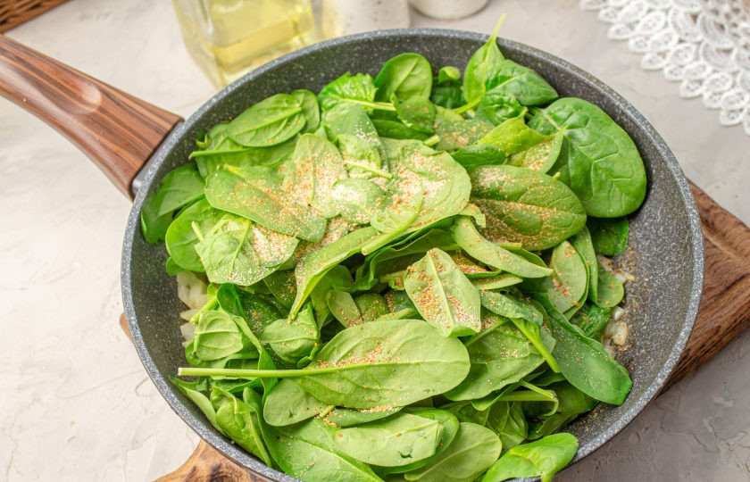 1. Этап. Лосось на подушке из шпината: Приправьте солью, перцем и сушеным чесноком. Готовьте 1 минуту.