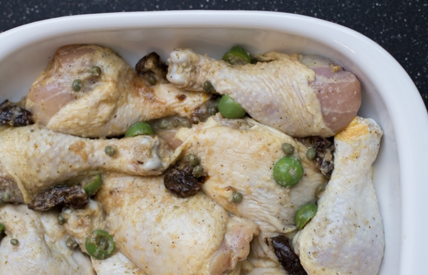 1. Этап. Курица по-неаполитански: После того, как курица замариновалась, выложите её в форму для выпекания вместе с маринадом. Выпекайте в разогретой на 180 градусов духовке 15 минут.