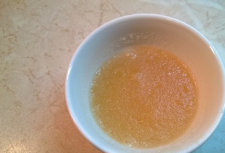 1. Этап. Чизкейк без выпечки из печенья: Желатин замочите в воде, а затем растворите на водяной бане.