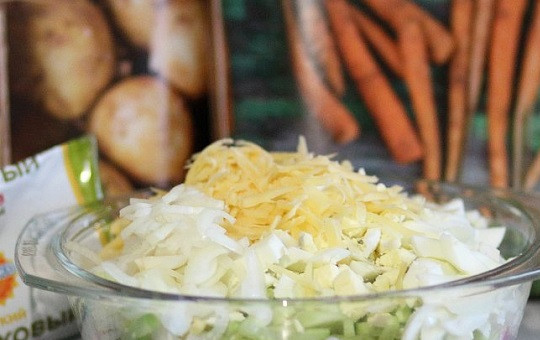 1. Этап. Салат из копченой грудки: 6. Теперь можно соединить все ингредиенты в салатнике и заправить майонезом. При желании можно использовать сметану в горчицей в качестве заправки. Аккуратно перемешать, добавить при необходимости соль и перец по вкусу.