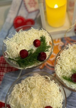 1. Этап. Салат Лёгкость: Последний слой - натертый на мелкой терке сыр