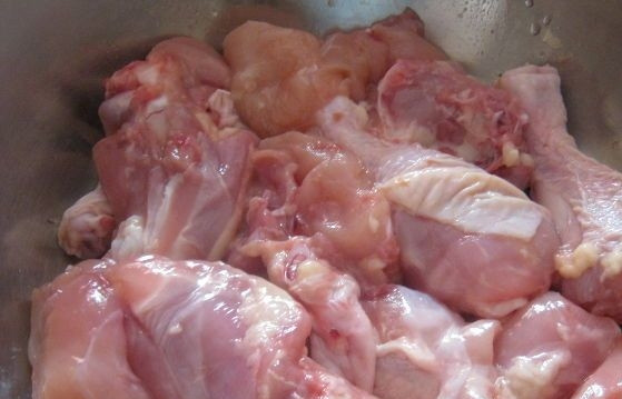 1. Этап. Шашлык из курицы с уксусом: Курицу помойте, удалите ненужные кости и плёночки, нарежьте курочку на порционные кусочки.