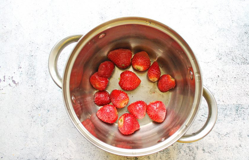 1. Этап. Компот из клубники Виктория: Ягоды переберите, тщательно вымойте, удалите хвостики и выложите в кастрюлю.