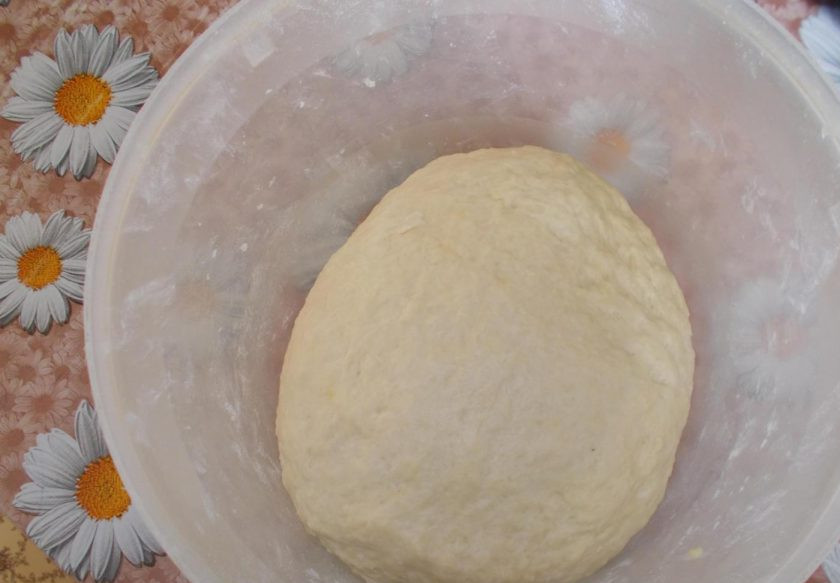 1. Этап. Берлинеры: Замешайте мягкое тесто. Оставьте его в тёплом месте под полотенцем на 1,5 часа.