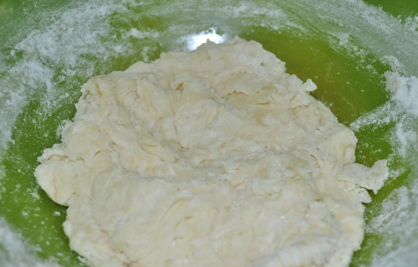 1. Этап. Завитушки с творогом в сметанной заливке: В слегка подогретое молоко засыпаем дрожжи, также добавляем 3 ч.л. муки и 1/2 ч.л. сахара. Аккуратно перемешиваем и накрываем пищевой пленкой, убираем опару в теплое место на 40 минут. Затем просеиваем остальную муку, добавляем к ней сахар и соль, перемешиваем. Добавляем теперь к этой сухой смеси размягченный маргарин со сметаной, все тщательно растираем до крошки. Теперь сюда вливаем настоявшуюся опару, все тщательно перемешиваем и замешиваем тесто. Его затем накрываем и отставляет в сторону минут на 10-15.