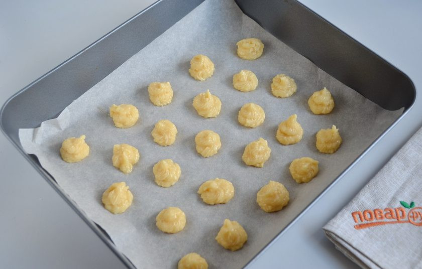 1. Этап. Гужеры: 9. Выпекайте гужеры при температуре 200 градусов 10 минут, а затем уменьшите температуру до 180 градусов и пеките до румяного цвета.