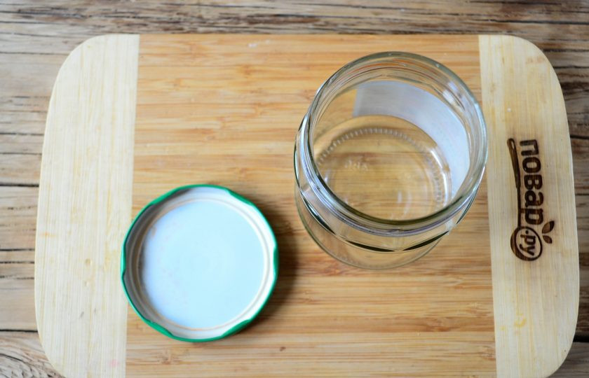 1. Этап. Салат из помидоров и кабачков на зиму: Тем временем подготовьте банки. Простерилизуйте их удобным для вас способом: над паром, кипятком или в стерилизаторе.