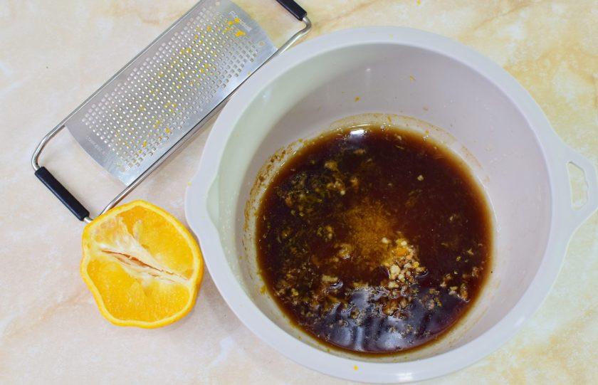 1. Этап. Оранжевый цыпленок: С апельсина снимите цедру и выжмите сок.