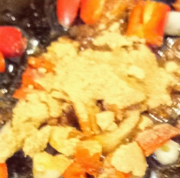 1. Этап. Грибная лапша с пак-чой: В кипящей воде варить лапшу в соответствии с инструкциями. В сковороде разогреть 2 столовых ложки кунжутного масла, добавить чеснок, перец чили и имбирь. Жарить, помешивая, в течение 30 секунд.