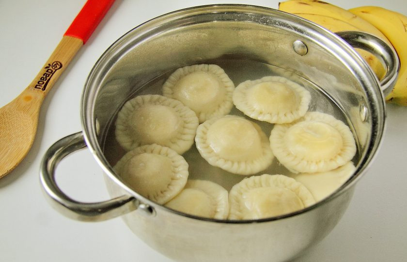 1. Этап. Банановые вареники: Отварите готовые вареники с бананом в кипящей воде в течение 3-4 минут.