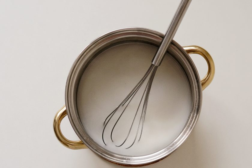 1. Этап. Кокосовый сироп: Добавьте кокосовое молоко, перемешайте.