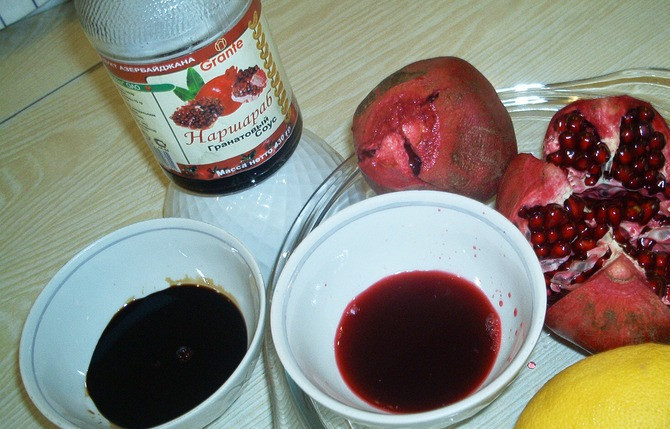 1. Этап. Долма из капусты: Ставим долму в кастрюлю. Тем временем готовим заливку. Через сито пропускаем зерна граната. Полученный сок мешаем с соком лимона, шафраном, растертой айвой.