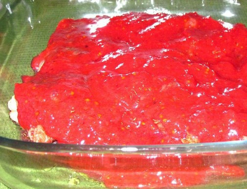 1. Этап. Свинина со смородиной в духовке: Заливаем мясо в форме, накрываем фольгой и отправляем в разогретую до 180 градусов духовку на полчаса (минут 35).