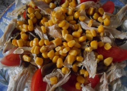 1. Этап. Cалат из куриного филе с шампиньонами: Остывшее куриное филе нужно порвать на волокна и выложить на блюдо к остальным продуктам. Сверху посыпаем кукурузой и добавляем соль и перец по вкусу.