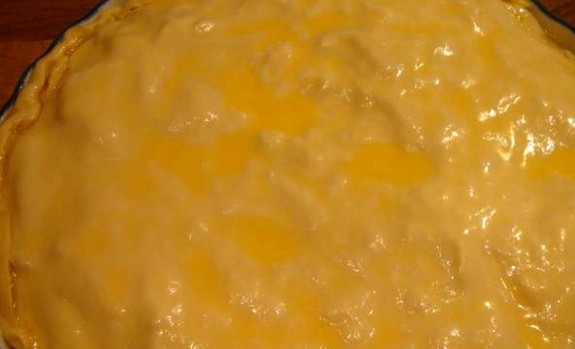 1. Этап. Ачма с сулугуни: Так же поступите с остальными тремя слоями. Последний же слой теста раскатайте сырым и выложите поверх пирога. Защипните края пирога, смажьте маслом. Тесто разрежьте на порционные кусочки прямо в форме или просто наколите вилкой.