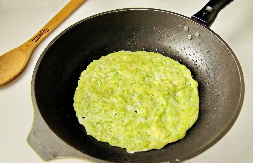 1. Этап. Кабачковый торт с грибами: Сковороду смажьте маслом и приготовьте кабачковые блинчики. Для этого выкладывайте массу столовой ложкой, придавая блинчикам нужную толщину и размер и обжаривайте их с двух сторон до готовности.