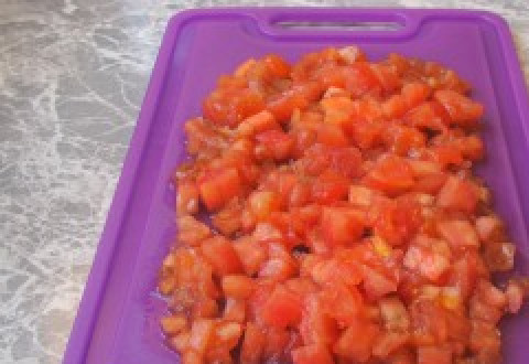 1. Этап. Каннеллони с беконом под томатным соусом: Помидоры очищаем от кожуры, предварительно подержав их несколько секунд в кипятке, затем 300 гр помидоров нарезаем мелкими кубиками.