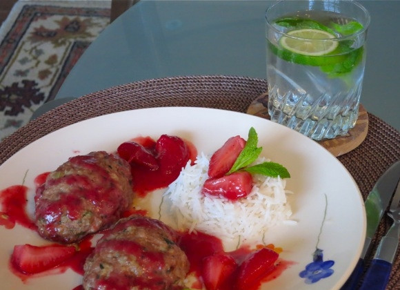 1. Этап. Котлеты из утки: 8. А вот к столу рекомендую подавать их не только с гарниром или овощами, но и с соусом. Вы можете выбрать тот, что вам по вкусу. В данном случае это ягодный (клюквенно-клубничный). Приятного аппетита!