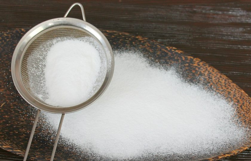 1. Этап. Мраморное печенье: Сахарную пудру просеиваем на плоскую тарелку.