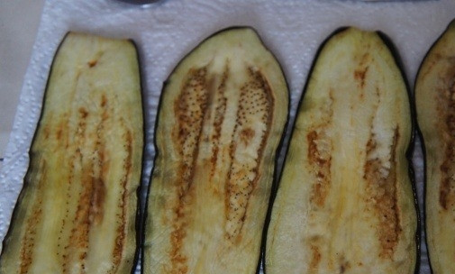 1. Этап. Cырные блины из сулугуни: Баклажан помойте и нарежьте тонкими пластинами. Обжарьте его на сухой сковороде. Остудите.