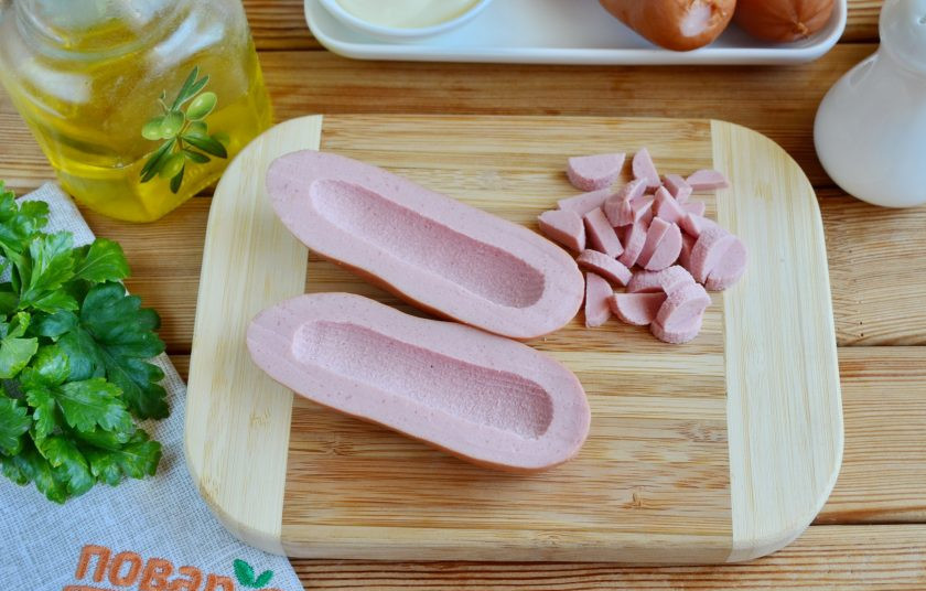 1. Этап. Сардельки, фаршированные сыром и грибами: Каждую сардельку разрежьте вдоль на две половинки. В каждой половинке сделайте углубление, но толщина стенок должна быть не менее 5 мм, чтобы они держали форму. Оставшиеся 