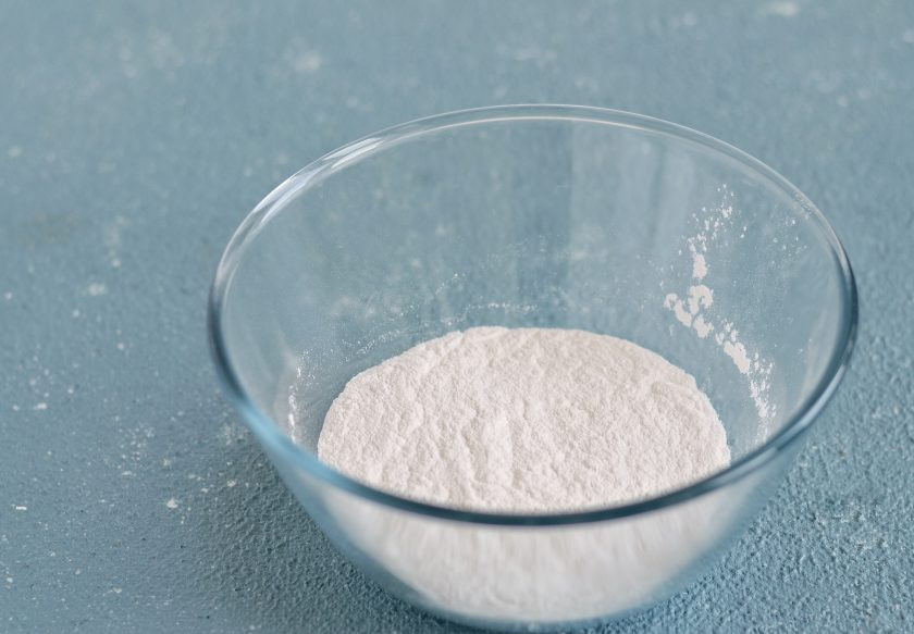 1. Этап. Печенье из рисовой муки: В другой миске смешайте муку, разрыхлитель и соль.