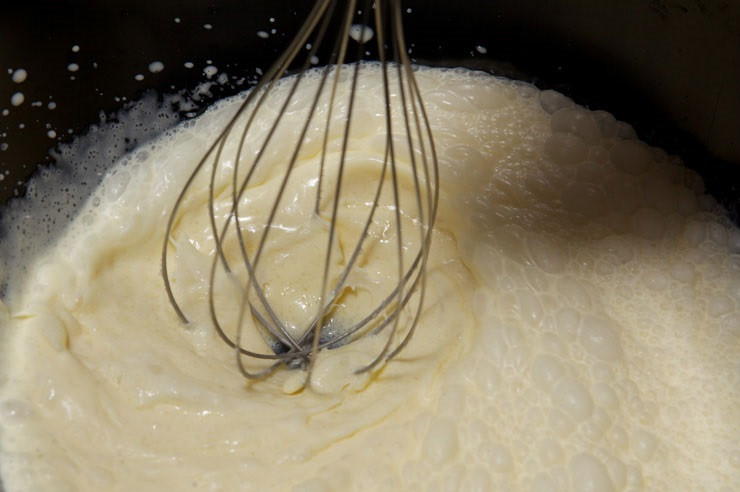 1. Этап. Клубничный крем для торта: 4. Начать постепенно взбивать миксером или венчиком.