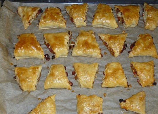 1. Этап. Рулет из сухофруктов и орехов: 7. Готовый рулет остудите немного и нарежьте до конца. Вот и все, приятного чаепития!