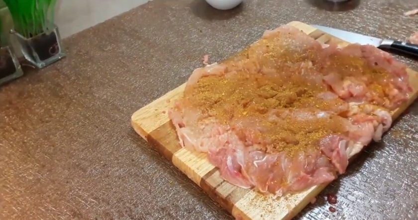 1. Этап. Мясной рулет из курицы: 2. Затем посолите мясо, смажьте его специями и сметаной. Сметана даст мясу необходимую мягкость благодаря своей кислоте.