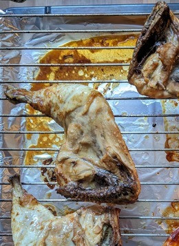 1. Этап. Куриные окорочка по-Гавайски: Проверить термощупом готовность, в самом толстом месте должно быть ~ 80©. У меня было 76©, чтобы шкурка не сгорела, я перевернула курицу и готовила ещё 10 минут, в общем готовилось 50 минут.