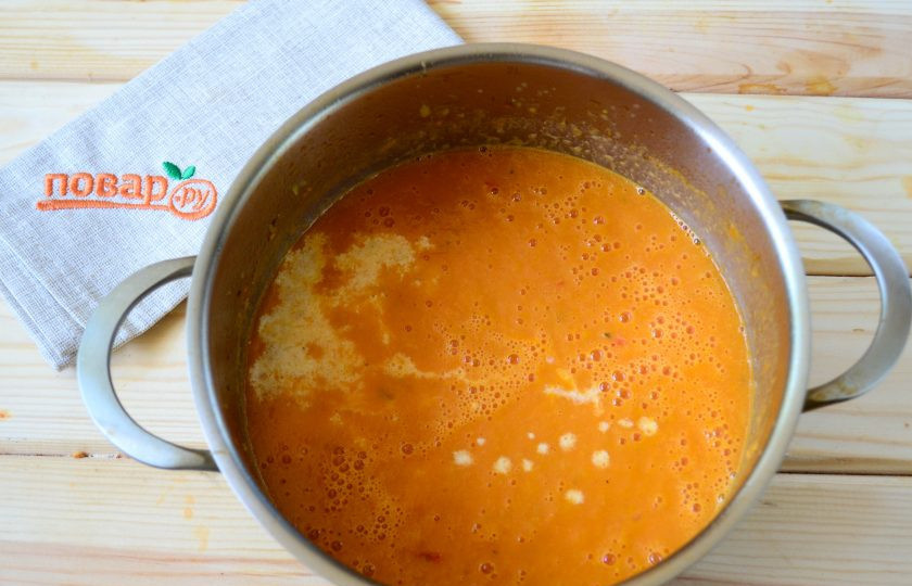 1. Этап. Томатный суп-пюре Красная жара: Затем добавьте в суп сливки, доведите до кипения и снимите с огня.